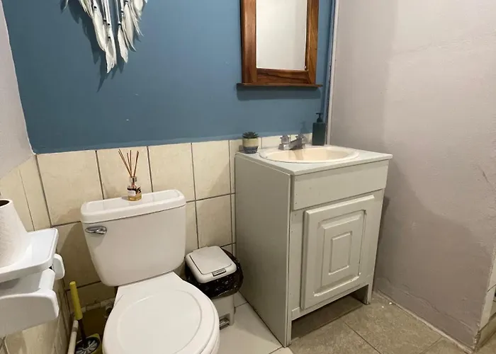 The Backside House - Women Only - Hostel *